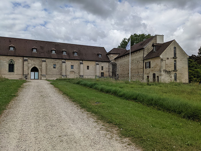 Voyages-Deci-Dela-Arriere-Cour-Abbaye-de-Maubuisson3