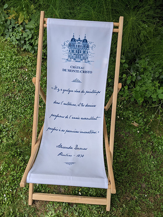 Voyages-Deci-Dela---Chaise-longue-dans-le-jardin-du-chateau-de-Monte-Cristo