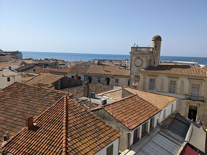 Voyages-Deci-Dela-Vue-depuis-le-toit-Sanctuaire-des-Sainte-Marie-de-la-mer-Notre-Dame