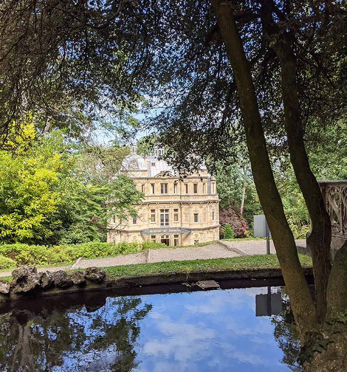 Voyages-Deci-Dela-aperçu-du-chateau-de-Monte-Cristo-entre-deux-eaux