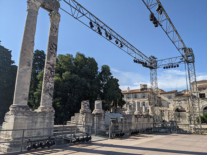 Voyages-deci-dela-Colonnes-du-theatre-antique-de-la-ville-d'Arles