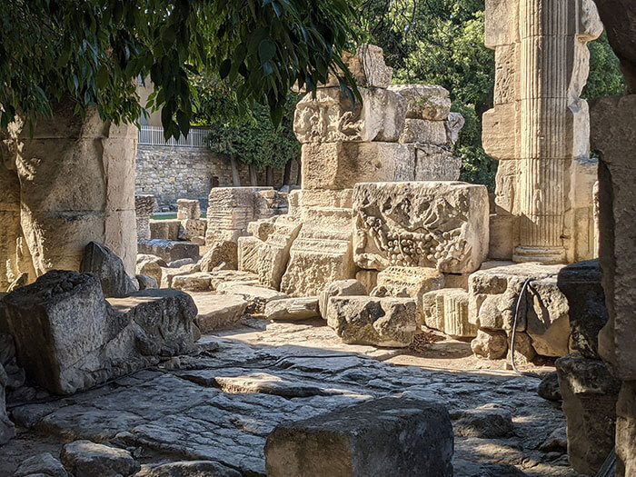 Voyages-deci-dela-Pan-de-mur-sculptées-du-Theatre-Antique-de-la-ville-d'Arles