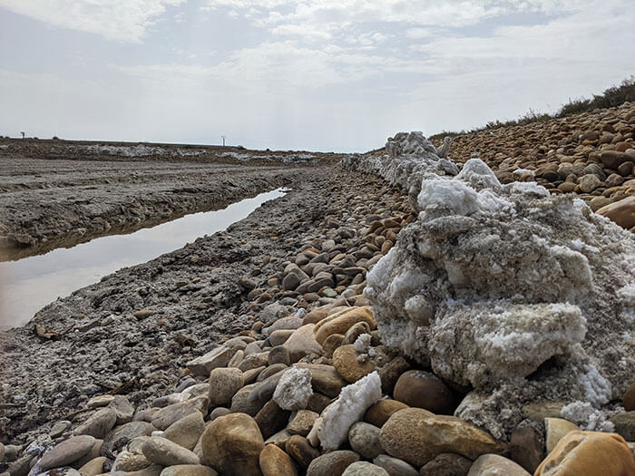 Voyages-deci-dela-Salins-de-Giraud-monticule-de-sel