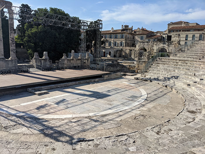 Voyages-deci-dela-Theatre-Antique-de-la-ville-d'Arles-vue-sur-la-scene-2