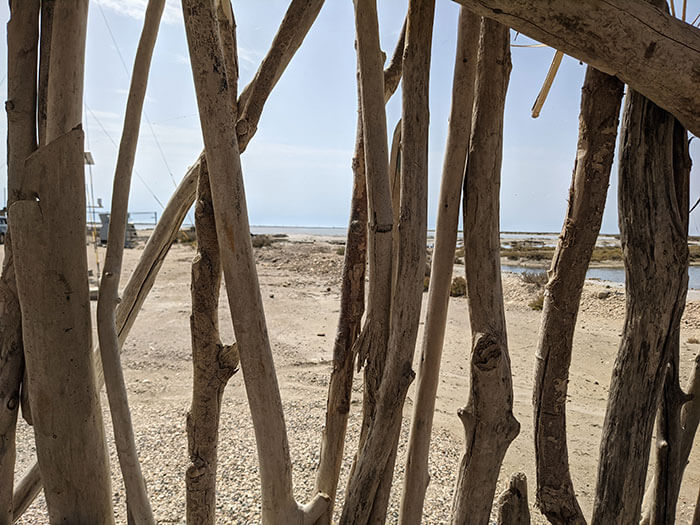 Voyages-deci-dela-cabanon-en-bois-flotté-au-Salins-de-Giraud