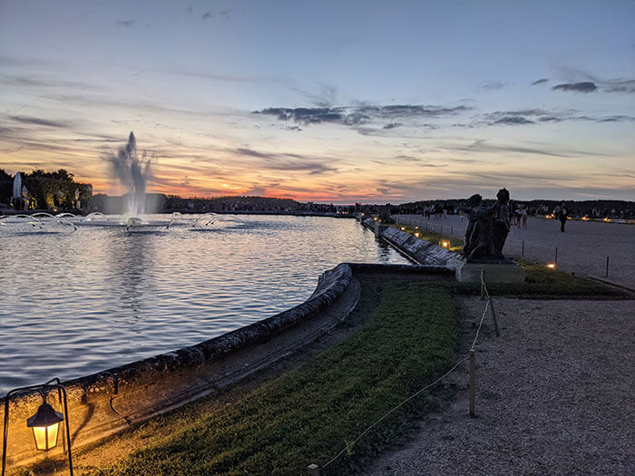 Voyages-Deci-Dela---Chateau-de-Versailles-couchee-de-soleil-sur-le-jardin-et-ses-fontaines