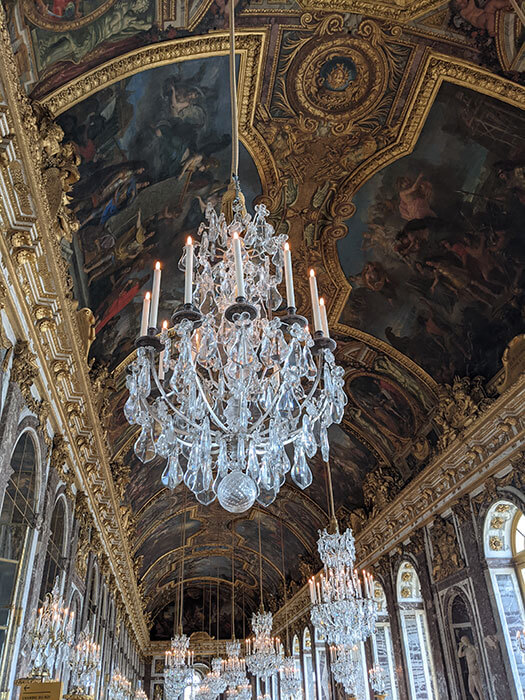 Voyages-Deci-Dela---Chateau-de-Versailles-lustre-dans-la-gallerie-des-glaces