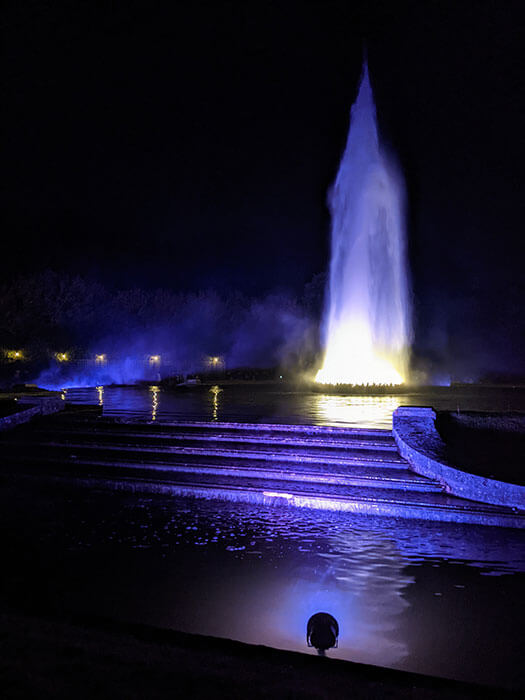 Voyages-Deci-Dela---Chateau-de-Versailles-visite-by-night-reflets-de-lumiere-bleu-sur-fontaine-2