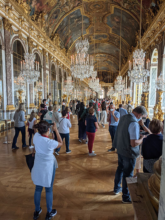 Voyages-Deci-Dela-Chateau-de-VersaillesPas-mal-de-monde-dans-la-gallerie-des-glaces