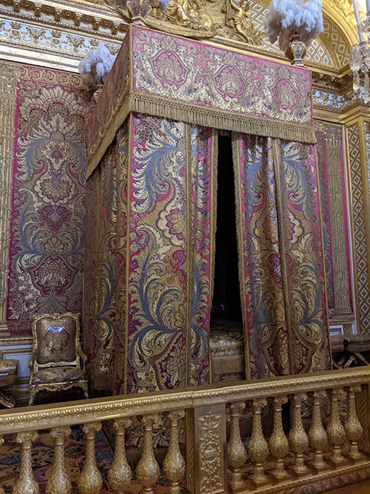 Voyages-Deci-Dela-chateau-de-Versailles-le-lit-du-roi