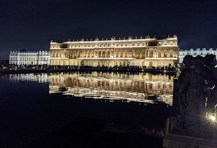 Voyages-Deci-Dela-vue-de-nuit-du-chateau-de-Versailles