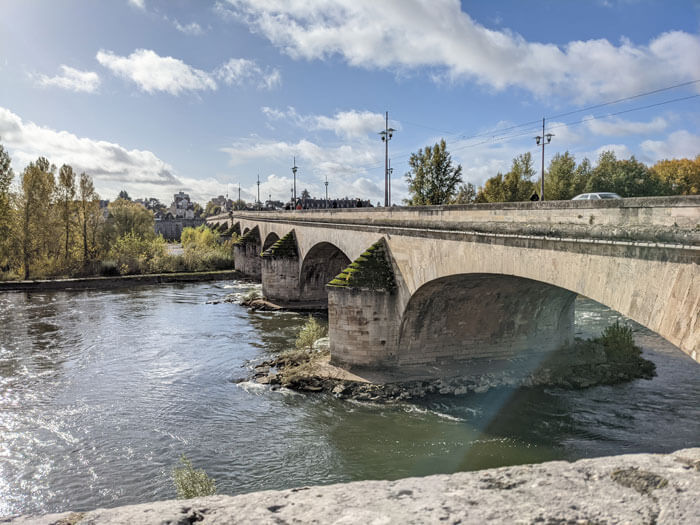Voyages-Deci-Dela-Visite-d'Orléans-Les-quais-en-bord-de-Seine
