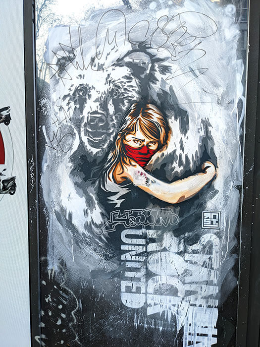 Voyages-Deci-Dela-Spot-13-Paris-graffiti-street-art-bear-with-little-girl