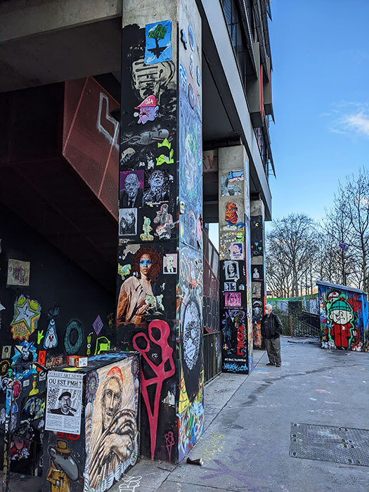 Voyages-Deci-Dela-Spot-13-Paris-graffiti-street-art-man-watching-street-art