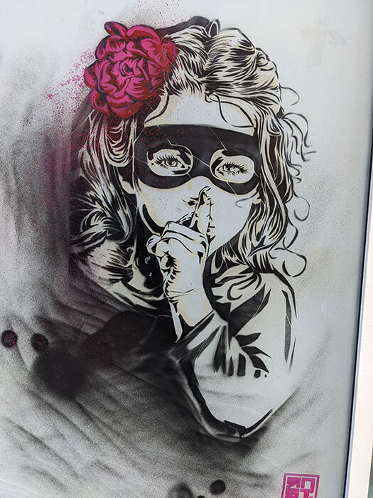 Voyages-Deci-Dela-Spot-13-Paris-graffiti-street-art-pochoir-fille-masqué