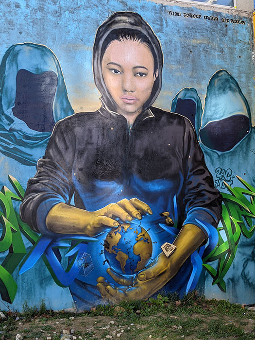 Voyages-Deci-Dela-Spot-13-Paris-graffiti-street-art-super-power-girl-planet