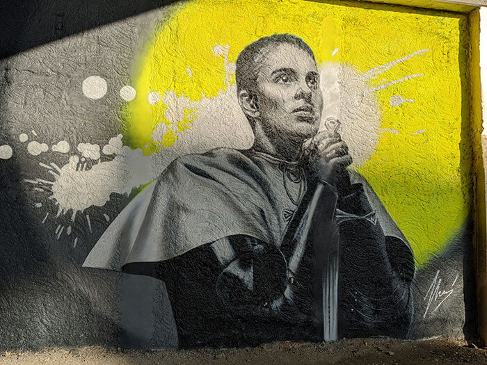 Voyages-Deci-Dela-Spot-13-graffiti-street-art-Paris-guerrier-Femme