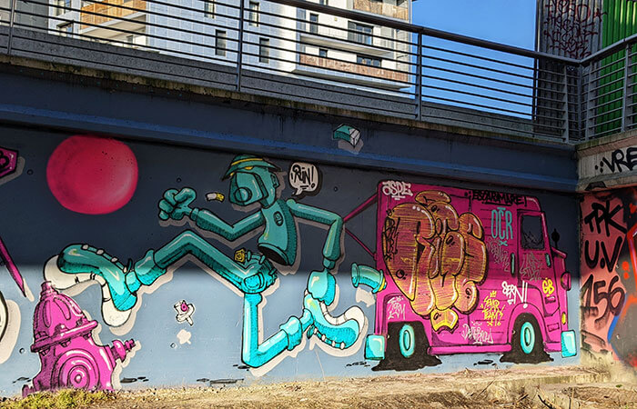 Voyages-Deci-Dela-Spot-13-graffiti-street-art-robot-graffeur-2-camionette-rose