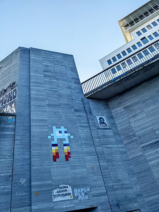 Voyages-Deci-dela-mosaique-Space-invader-fusee-ou-jetpack--john-hamon