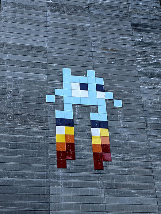 Voyages-Deci-dela-mosaique-Space-invader-fusee-ou-jetpack