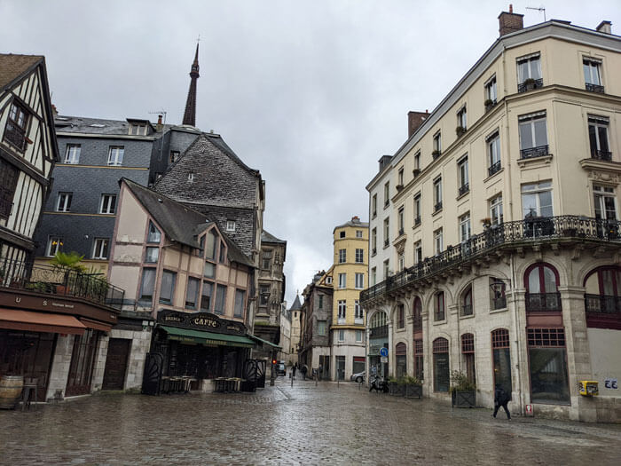 Voyages-Deci-Dela-batiments-en-colombage-a-proximite-de-l-Eglise-gothique-catholique-Saint-Maclou-à-Rouen