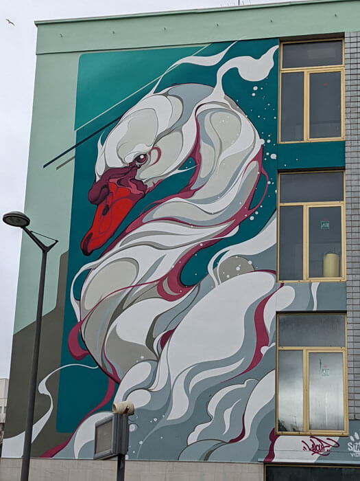 Voyages-Deci-Dela---fresque-graffiti-à-Rouen-le-cygne-de-la-gare