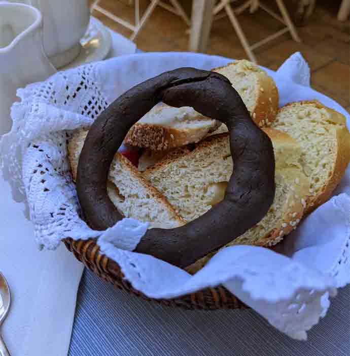 Petit-Déjeuner-avec-pains-grec-à-l'hotel-Ganimede-à-Galaxidie