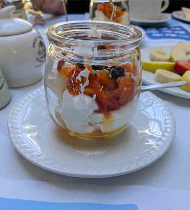 Petit-Déjeuner-avec-yaourt-grec-à-l'hotel-Ganimede-à-Galaxidie