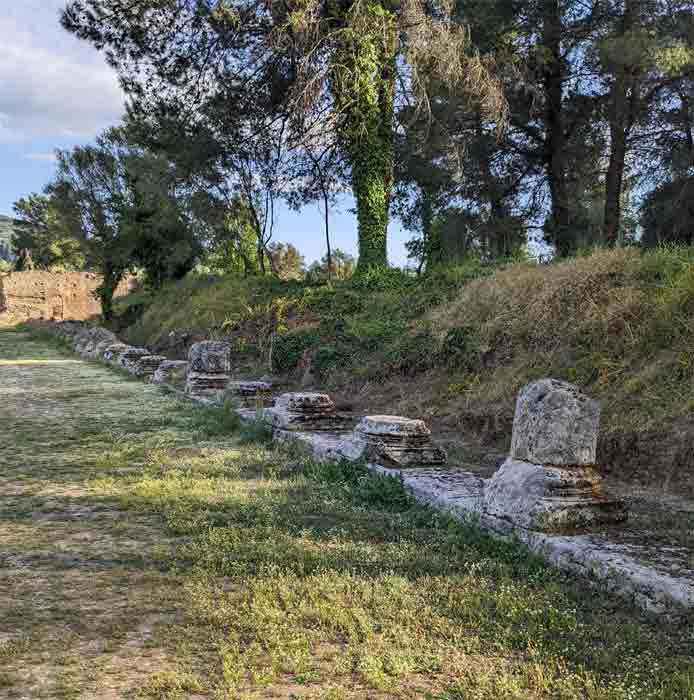 Voyage-Deci-Dela-Colonnes-entourant-le-Leonidaion-espace-de-logement-pour-les-athletes-à-Olympie