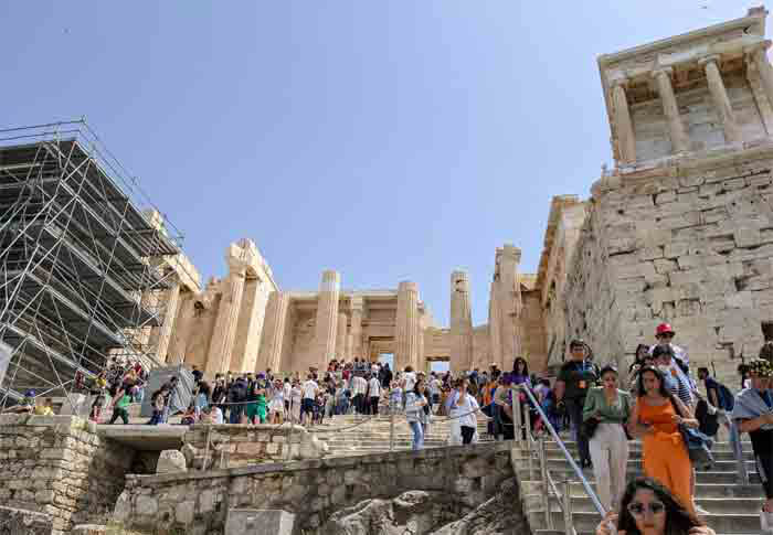 Voyage-Deci-Dela-Piédestal-d'Agrippa-acropole-Athenes