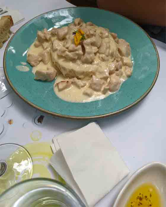 Voyage-Deci-Dela-Restaurant-grec-Mastihato chicken filled served in hantaili pastry with chios mastic sauce and bacon avec-recette-de-poulet-et-petite-sauce-blanche-le-routard-à-Athenes
