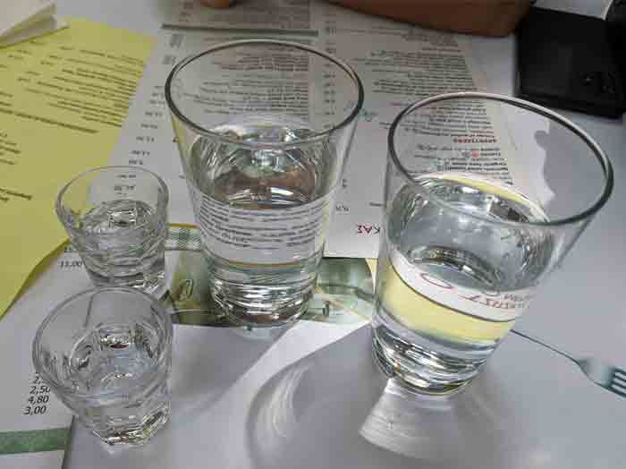 Voyage-Deci-Dela-Restaurant-grec-alcool-offert-Tsipouro-le-routard-à-Athenes