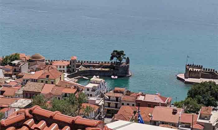 Grèce - Carnet de route dans la région du péloponnèse en 15 jours Voyage-Deci-Dela-Vue-depuis-les-hauteurs-de-la-ville-sur-le-port-de-Naupacte-en-Grece