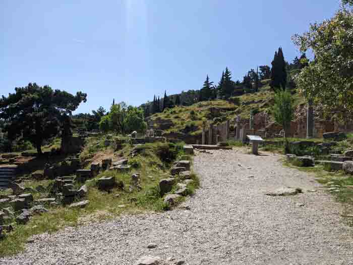 Voyages-Deci-Dela-Arrivee-sur-le-site-archéologique-de-Delphe-2-Grece