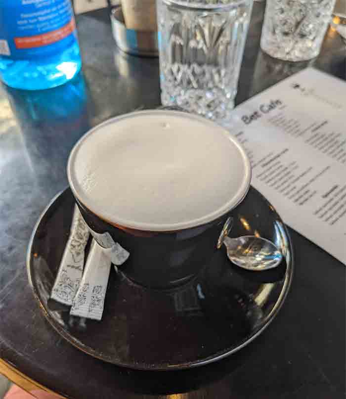 Voyages-Deci-Dela-Cappucino-Bet-Café-Athenes-Grece