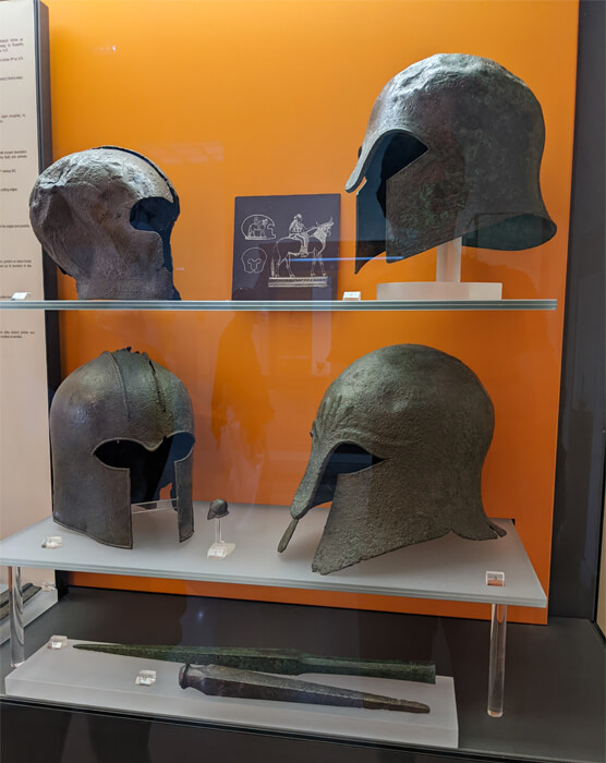 Voyages-Deci-Dela-Casque-votif-de-type-Corynthien-Texte-explicatif-musée-archeologique-de-Delphe-en-Grece-2