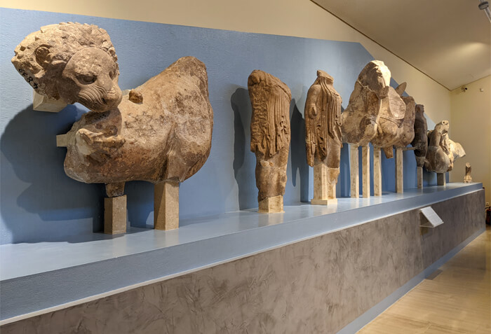 Voyages-Deci-Dela-Fronton-oriental-du-temple-archaique-D'Appolon-a-Delphe-en-Grece-musee-archéologique-2