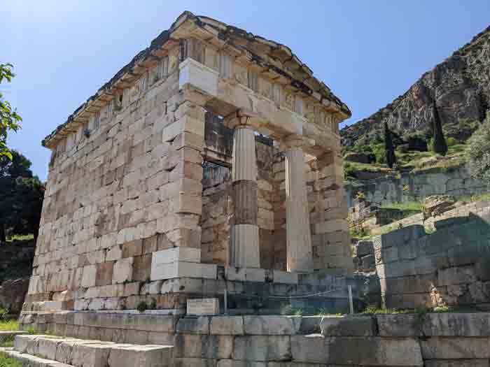 Voyages-Deci-Dela-Le-trésor-des-Athéniens-4-Delphe-Grece