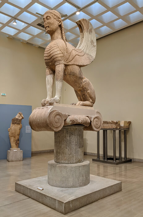 Voyages-Deci-Dela-Sphynx-Grec-Tete-de-femme-corps-de-Lyon-Texte-explicatif-musée-archeologique-de-Delphe-en-Grece-2