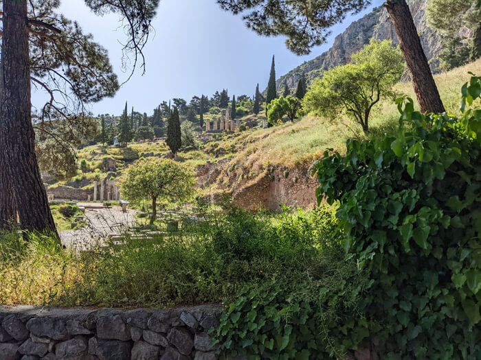 Grèce - Carnet de route dans la région du péloponnèse en 15 jours Voyages-Deci-Dela-Temple-dapollon-vue-en-contrebas-Delphe-Grece-2