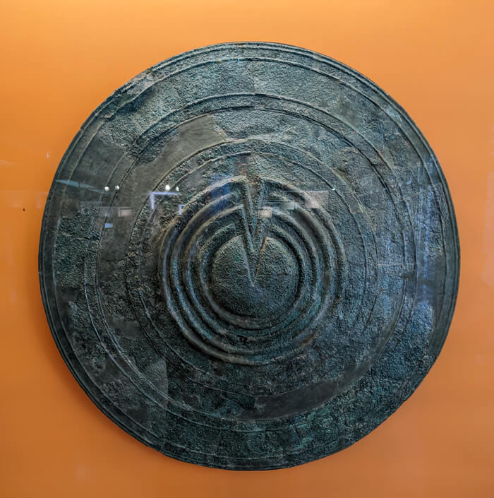 Voyages-Deci-Dela-bouclier-en-bronze-Herzprung-Texte-explicatif-musée-archeologique-de-Delphe-en-Grece-2