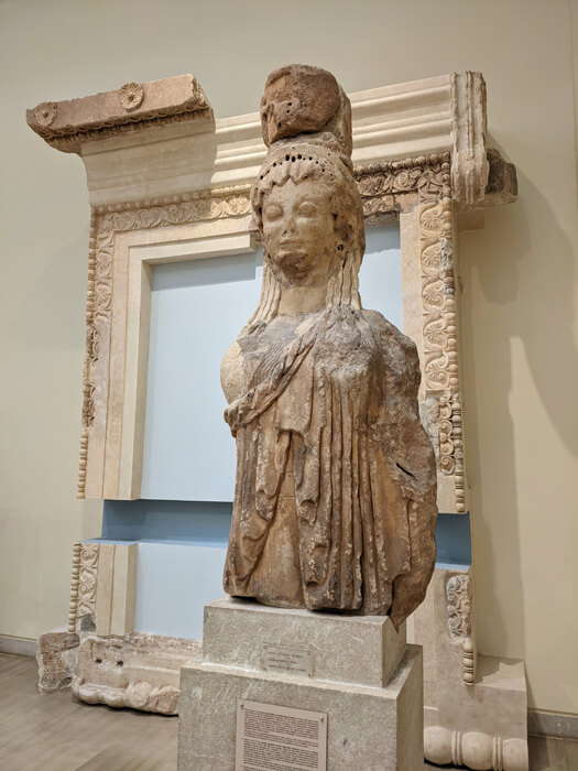 Voyages-Deci-Dela-caryatide-sud-du-trésor-de-Siphnos-Texte-explicatif-musée-archeologique-de-Delphe-en-Grece-2