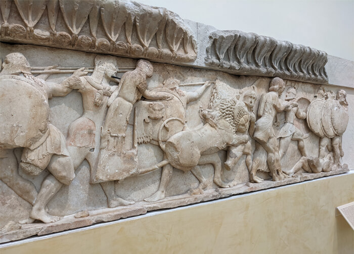 Voyages-Deci-Dela-fresque-gigantomachie-combat-des-dieux-olympiens-contre-les-géants-Delphe-en-Grece-2