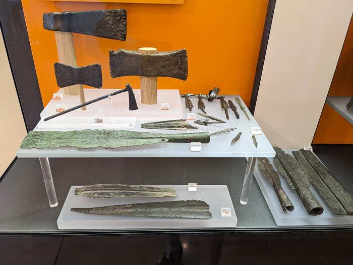 Voyages-Deci-Dela-lame-fleche-hache-musée-archeologique-de-Delphe-en-Grece