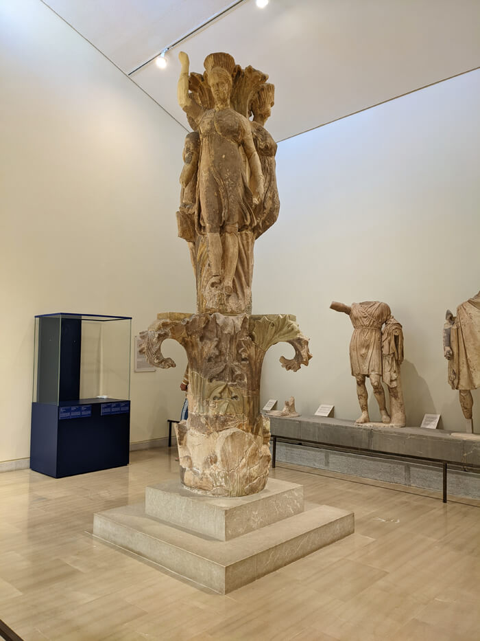 Voyages-Deci-Dela-partie-haute-de-la-Colonne-des-danseuses-musée-archeologique-de-Delphe-en-Grece