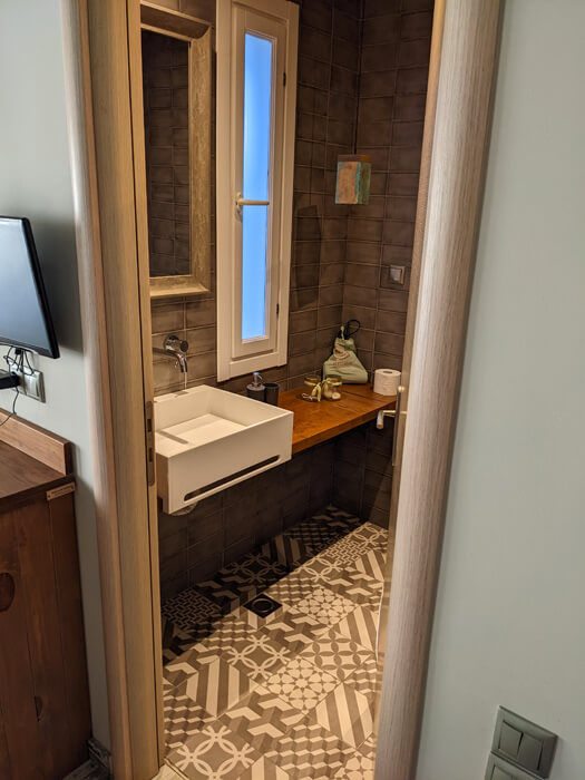 Voyages-Deci-Dela-superbe-Hotel-cosy-à-Galaxidie-Ganimede-Aperçu-de-la-salle-de-bain-douche-evier