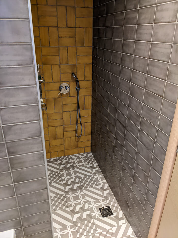 Voyages-Deci-Dela-superbe-Hotel-cosy-à-Galaxidie-Ganimede-Aperçu-de-la-salle-de-bain-douche