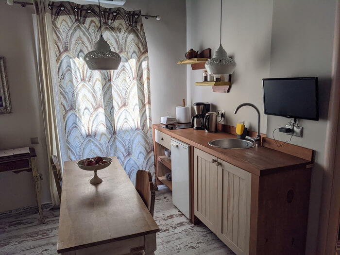 Voyages-Deci-Dela-superbe-Hotel-cosy-à-Galaxidie-Ganimede-Aperçu-de-l'interieur-de-la-chambre-cuisine-et-plan-de-travail