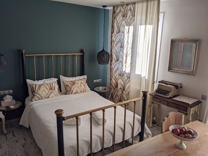 Voyages-Deci-Dela-superbe-Hotel-cosy-à-Galaxidie-Ganimede-Logo-Aperçu-de-l'interieur-de-la-chambre