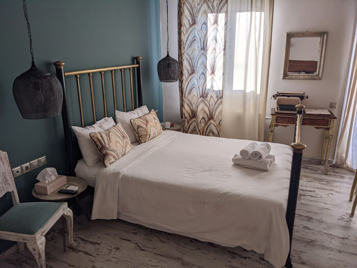 Voyages-Deci-Dela-superbe-Hotel-cosy-à-Galaxidie-Ganimede-superbre-lit-ultra-confort-pour-les-marmottes-qui-se-respectent